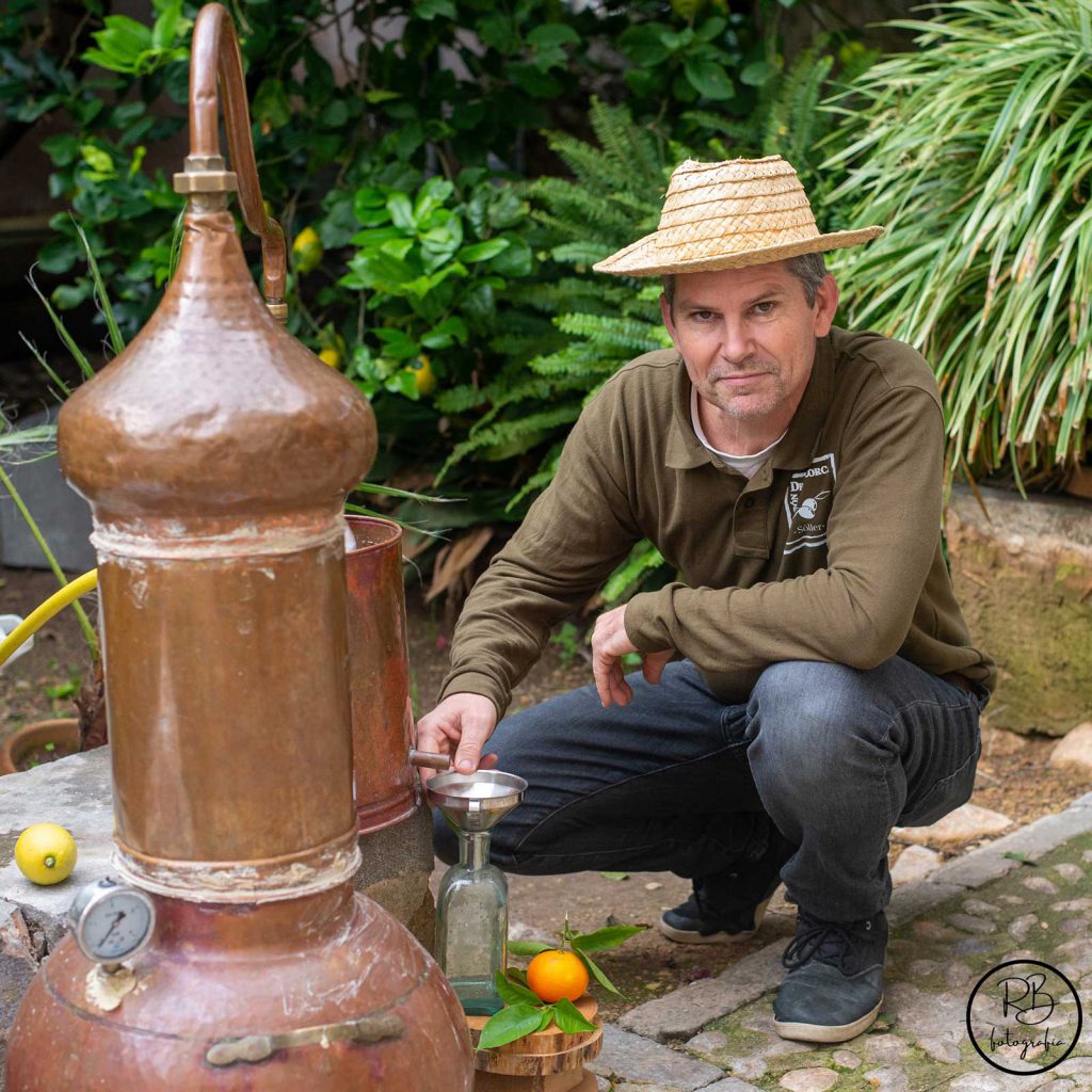 Joaquin Pourque maestro jabonero artesano en proceso de fabricación